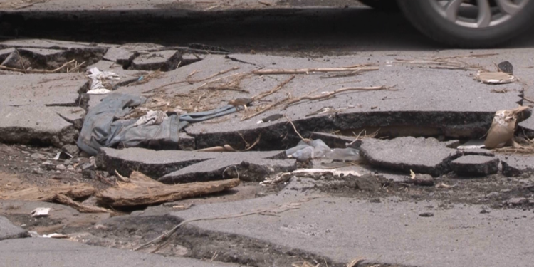 Vecinos alertan por fisuras y hundimientos en avenida de Chihuahua